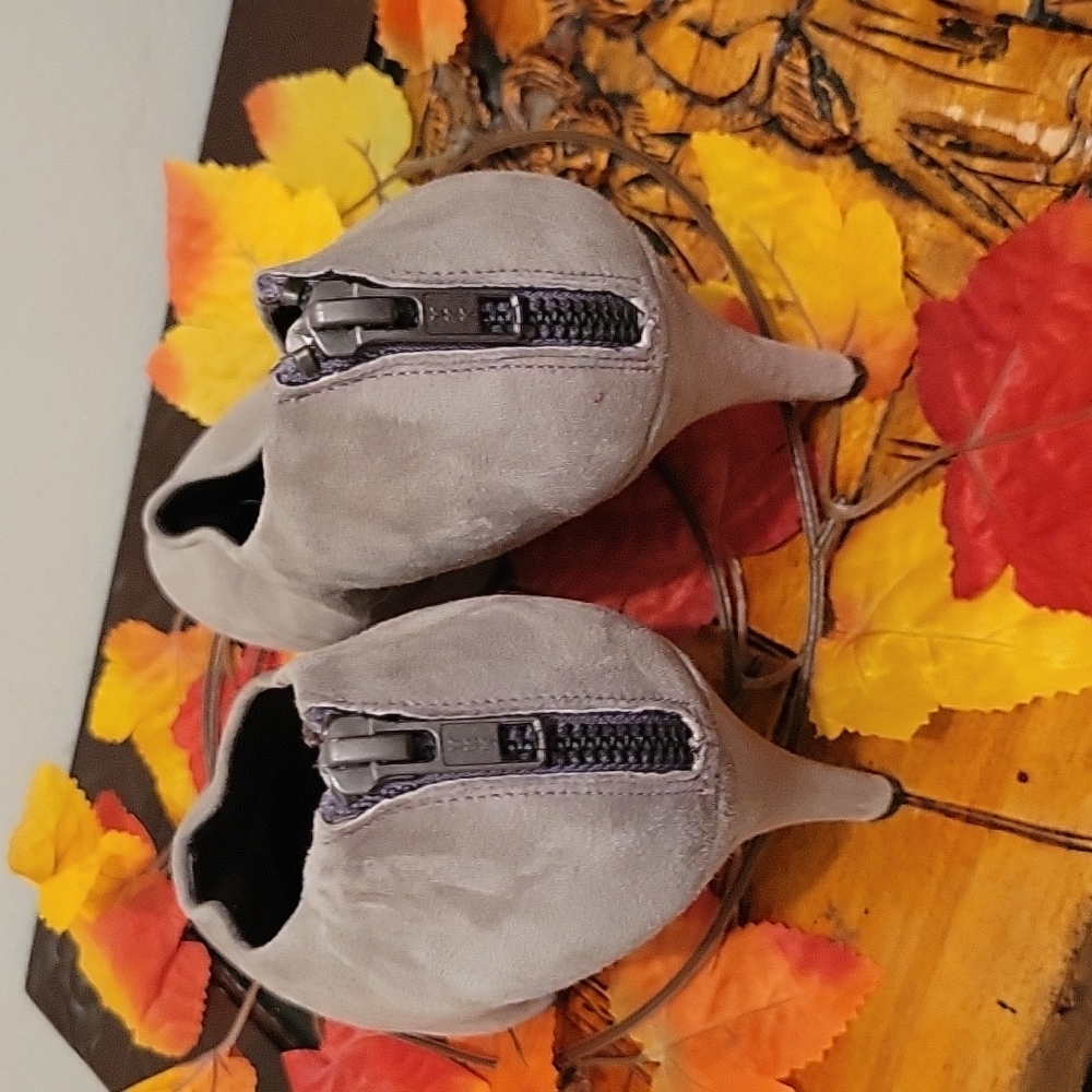Minimilist Neutral J.Crew suede‎ bootie size 8.5 - Picture 4 of 6